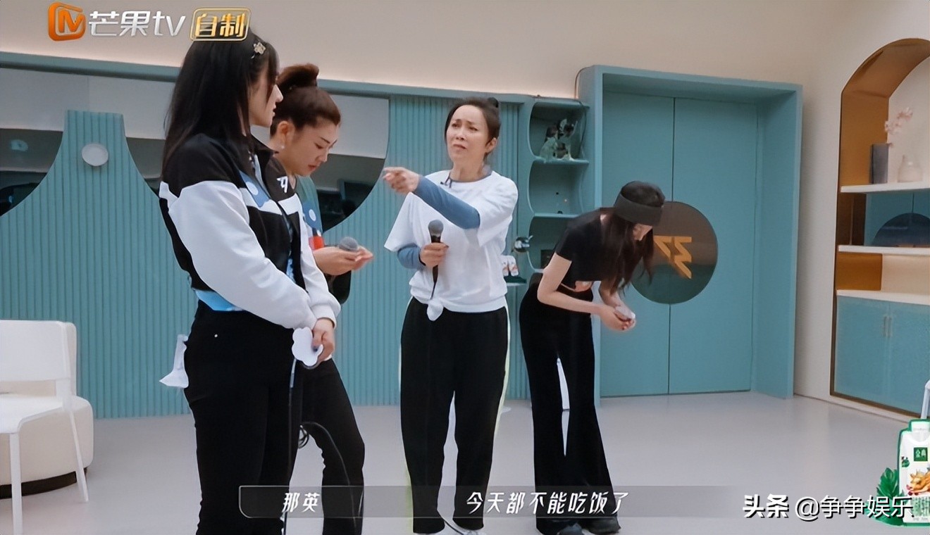 赵梦小组三拖一，赵樱子跑调有点拉垮，那英准确预判太好笑