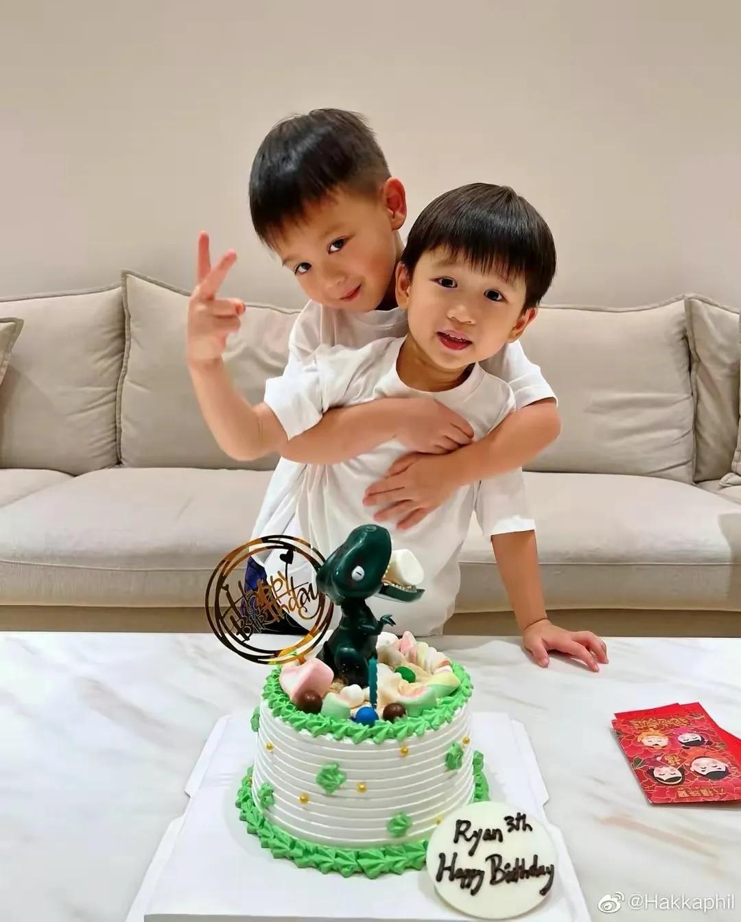 胡杏儿抱小妹妹拍戏，1岁小儿子吃醋“争妈妈”，撒娇模样太可爱