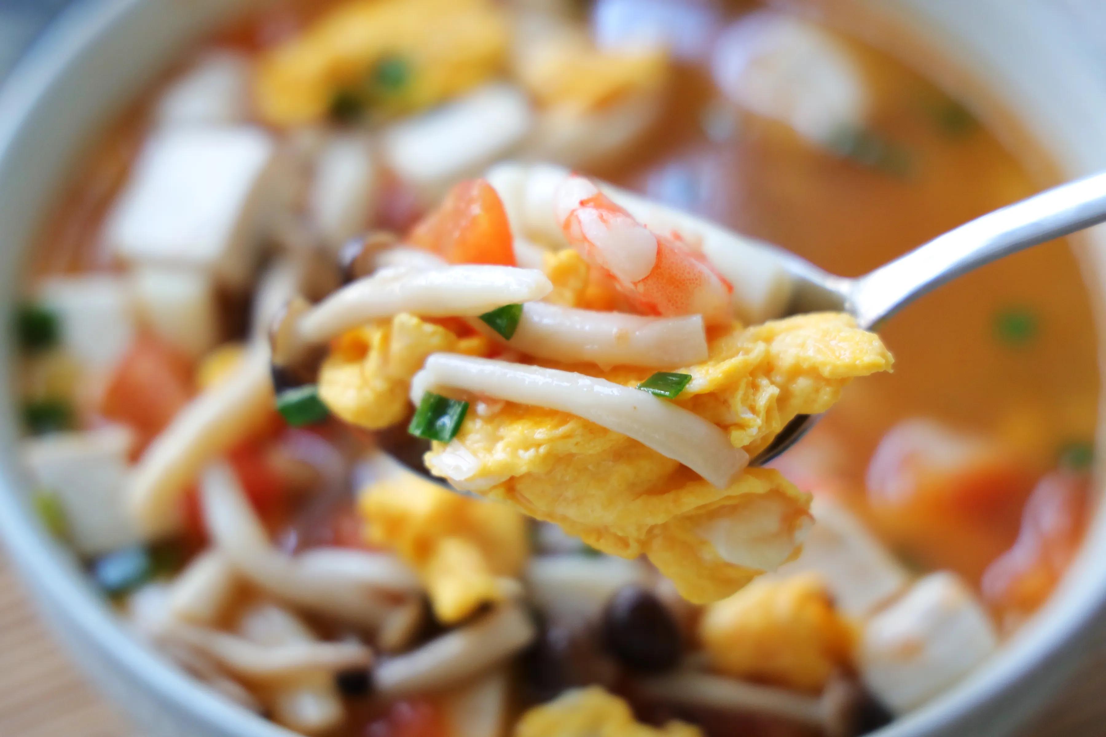 天气凉了，来一碗超鲜美的菌菇汤，全身暖呼呼不怕冷，做法超简单