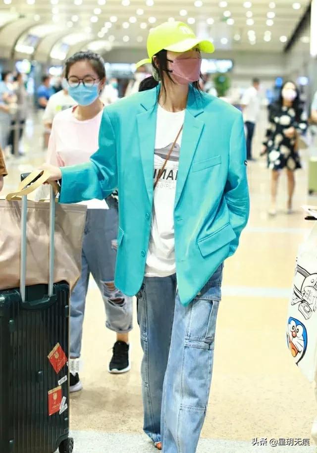谭维维戴荧光色棒球帽穿孔雀蓝外套出行 艳丽惹眼星范足