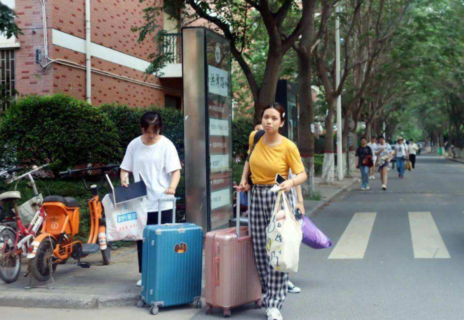 陕西现“最豪”大学，包高铁送大学生回家，真是太有“排面”了