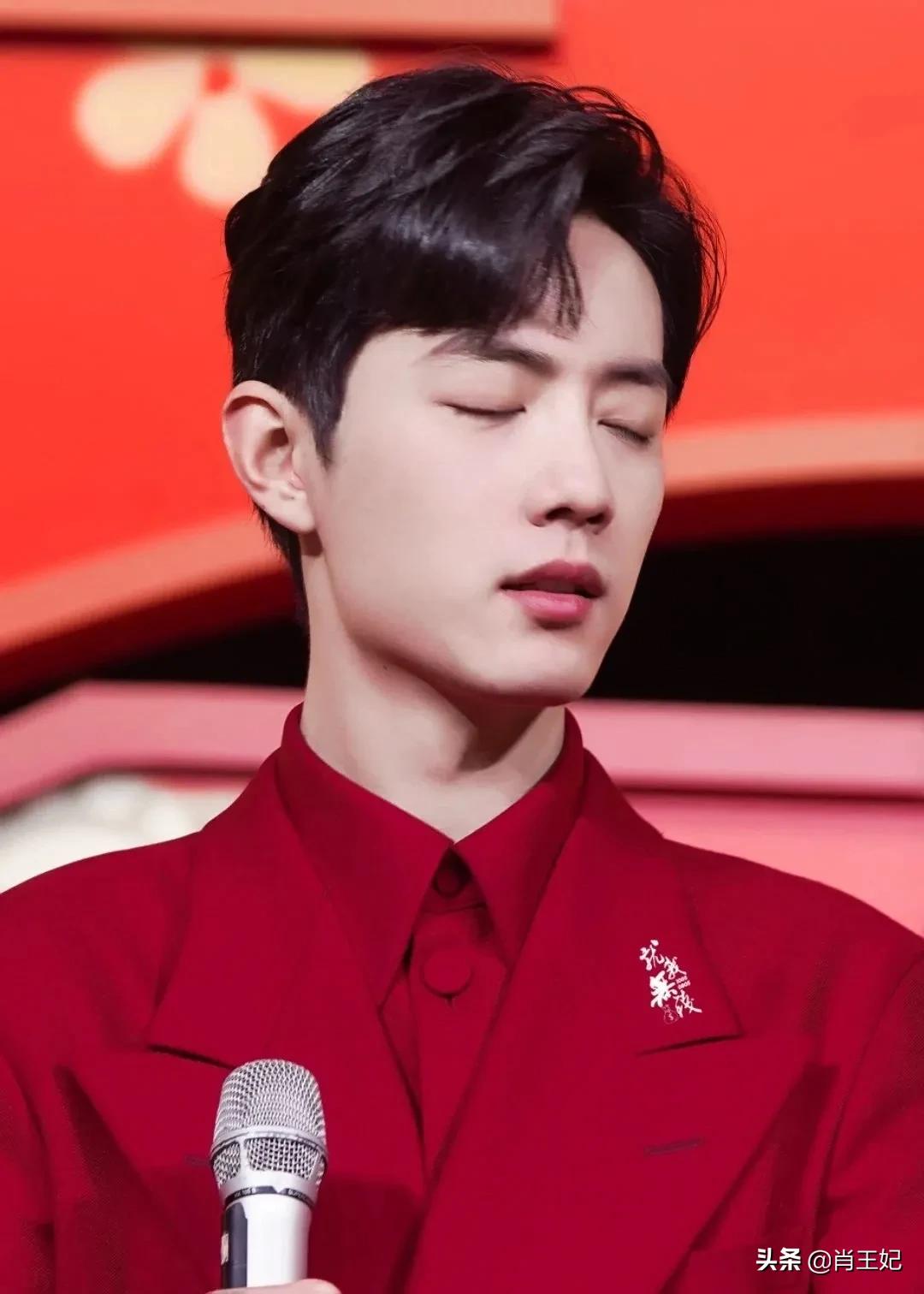 桃桃的一组生图,肖战的眼睛真好看,灵气逼人鲜花与少年绝配