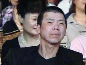 冯小刚患白癜风还喝酒，徐帆劝酒遭嫌弃