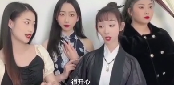 5个女大学生意外火了，全网获赞2000多万，00后会“唱戏”真厉害