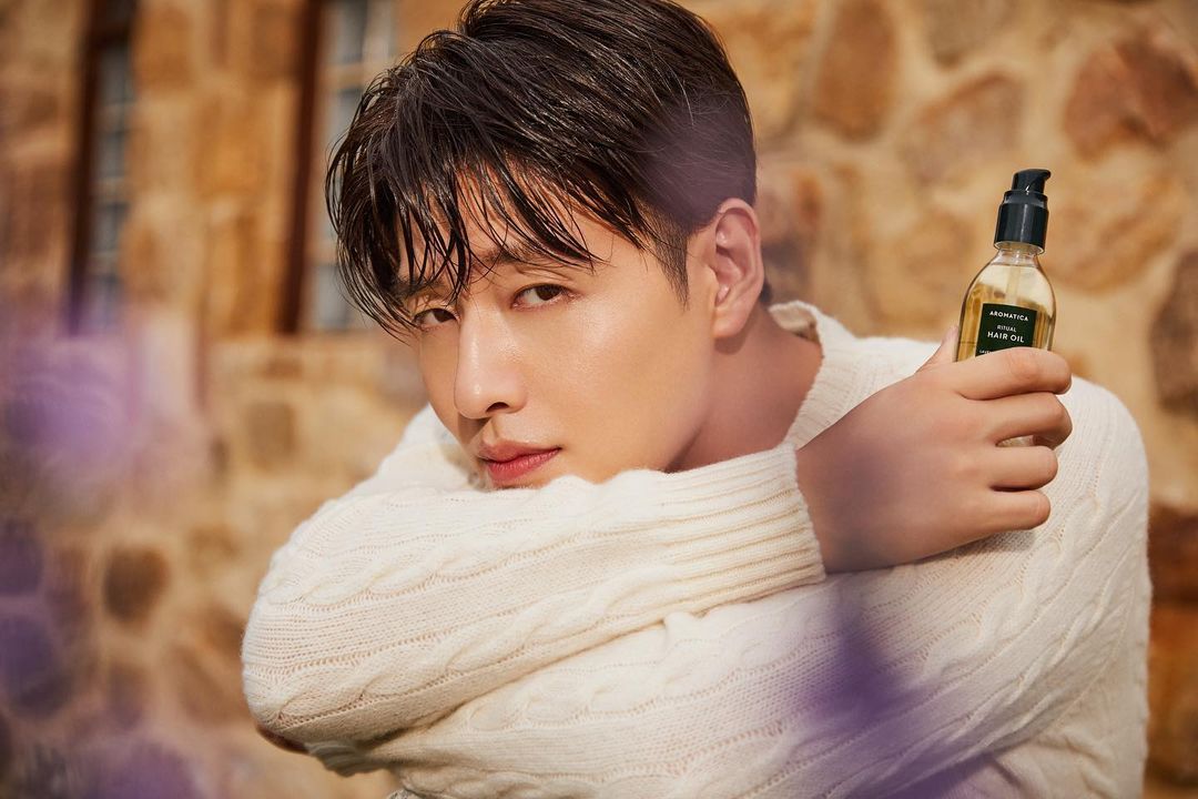 为了拍摄电影《海盗:鬼怪的旗帜》留长头发,胡子的姜河那,反转先前