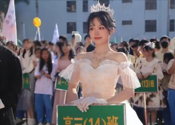 高中女生凭一己之力，将运动会变成“选美比赛”，男同学目不转睛