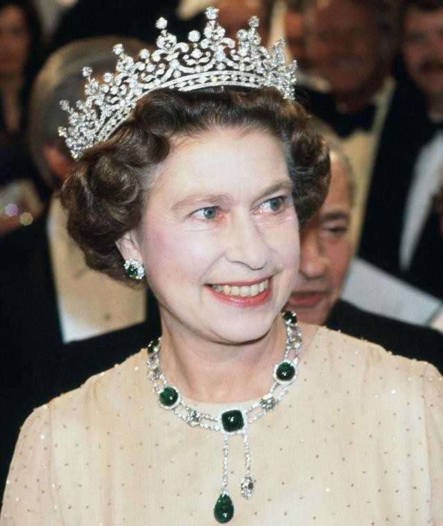 世界头号珠宝收藏家英女王，除了王冠，还拥有无数价值连城的项链