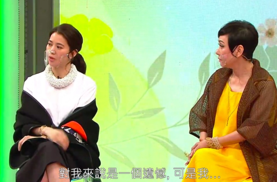 袁咏仪儿子晒登山照，15岁魔童戴墨镜超帅气，彰显张智霖优秀基因