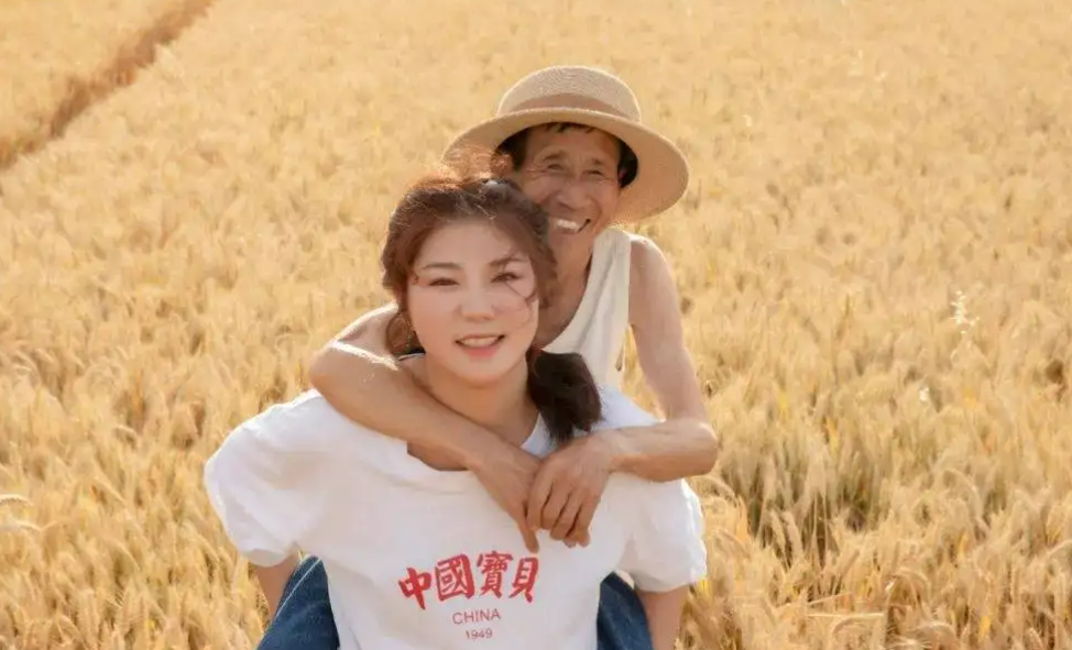 贫民窟女孩创业6年身价过亿，关掉公司陪七旬养父全国游，炒作？