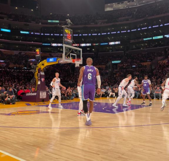 中国在nba的女球员有哪些(华人美女在NBA火了！踩着湖人球票秀身材，身份曝光引起热议)