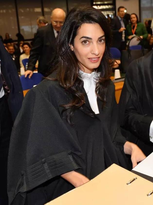 最美律师艾莫：打败21位情敌让奥巴马作证，治好恐婚症奥斯卡影帝