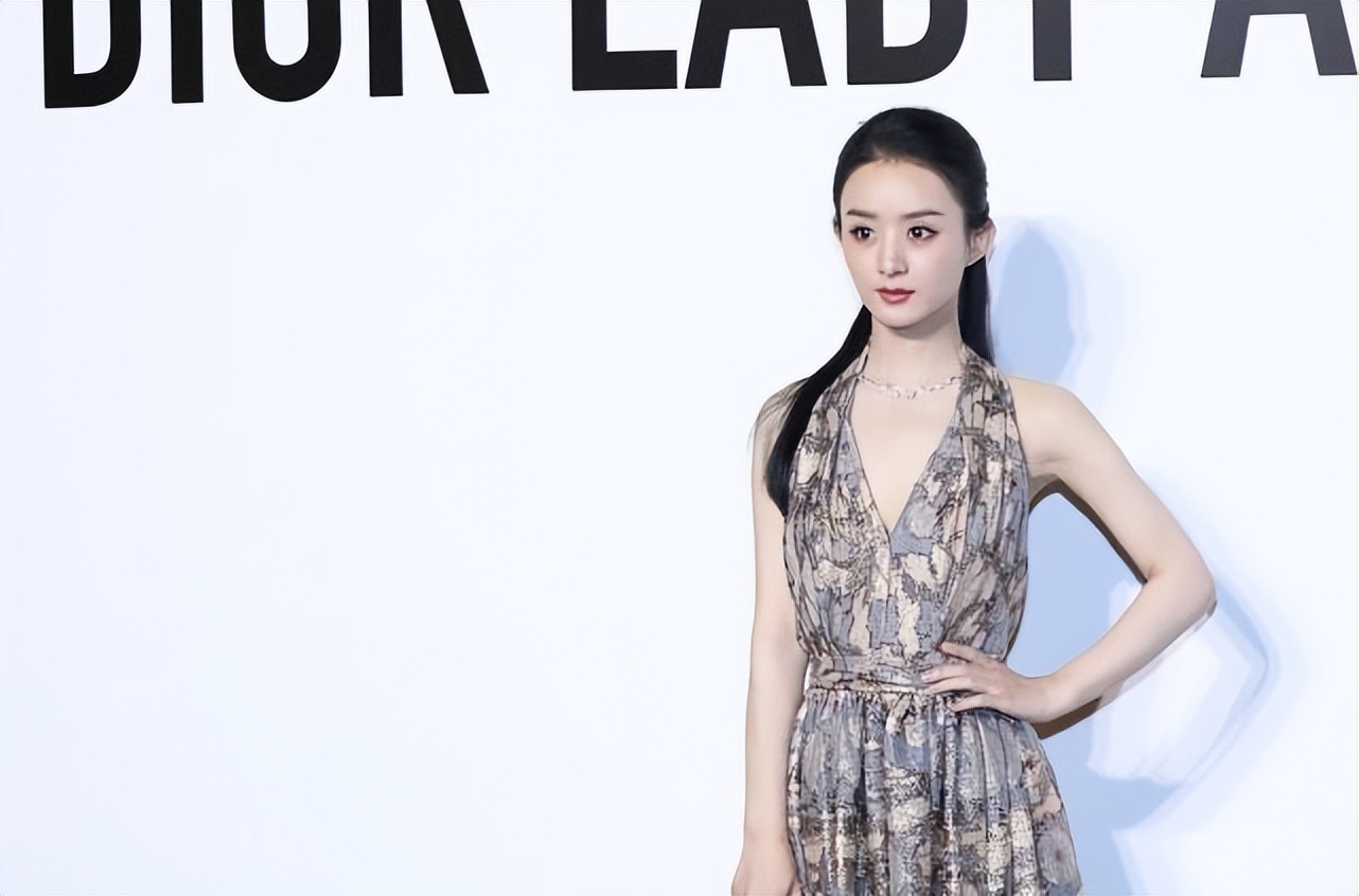 别看赵丽颖长得幼态，但当妈之后气质不一样了，穿挂脖裙气场好强