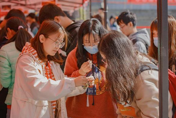 大学生之间的“黑色交易”，后续麻烦少不了，学生要引以为戒