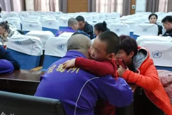 湖北省麻药取缔女警察吴冰梅在8年间逮捕了120多名麻药贩毒者，潜伏在美发沙龙里装扮成“小姐”。