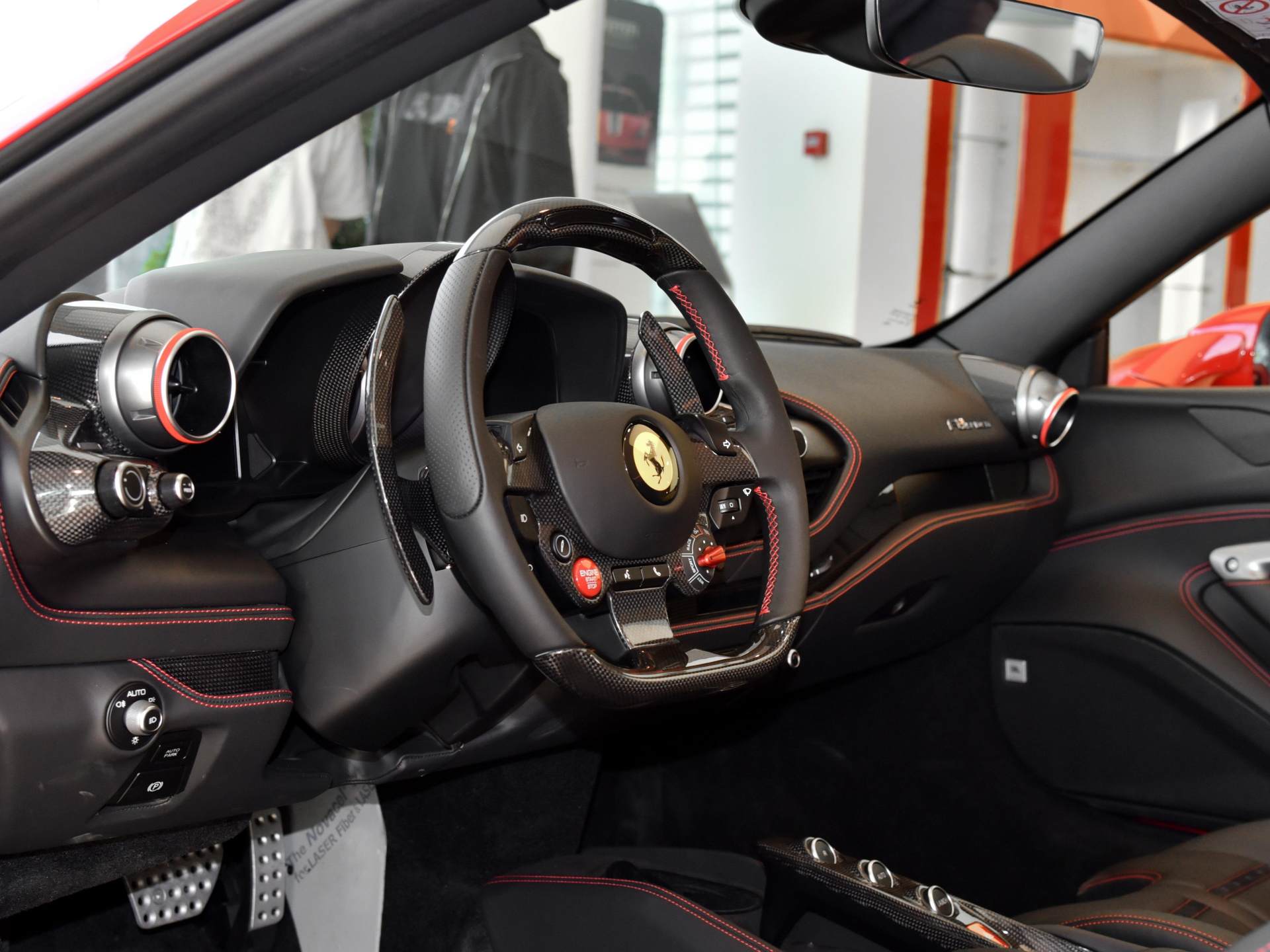 内饰方面,作为巨型超级跑车,法拉利f8的室内设计融合了战斗风格.