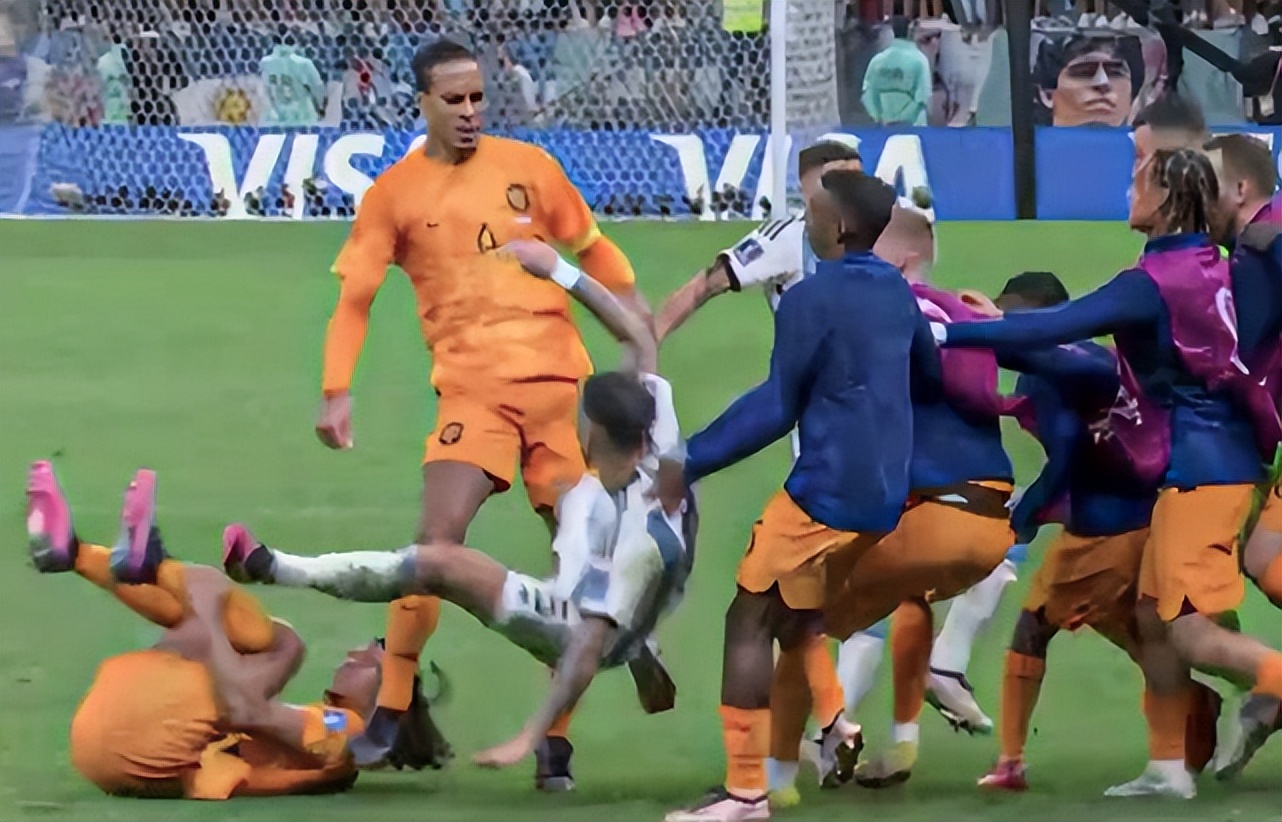 火爆+刺激！阿根廷球员挑衅荷兰，范迪克撞翻他，荷兰读秒绝平