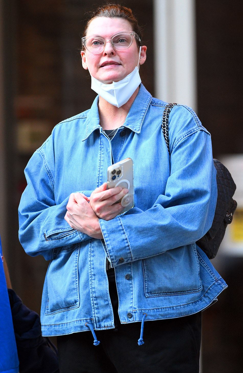 传奇超模琳达罕见出街！因整容失败而毁容，穿牛仔服亮相成了大妈