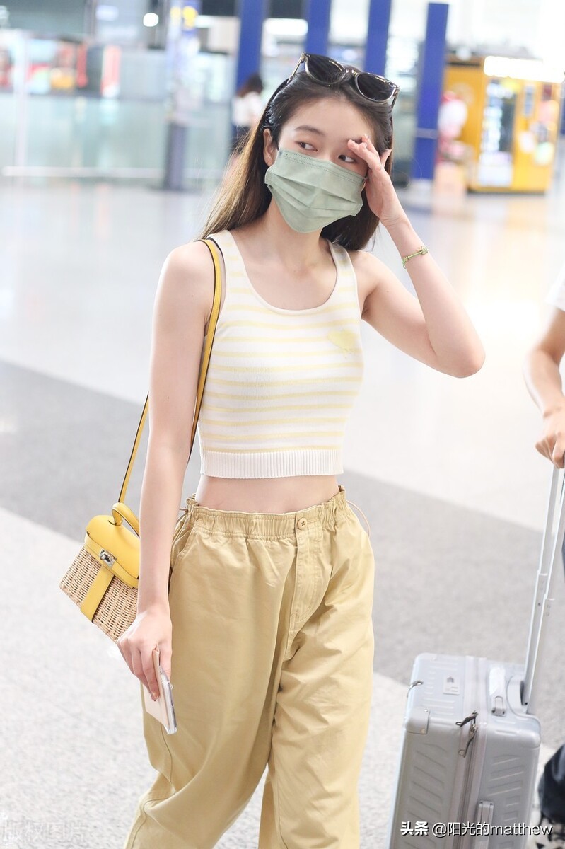 张雪迎清爽夏装现身机场，修身背心搭长裤身材苗条