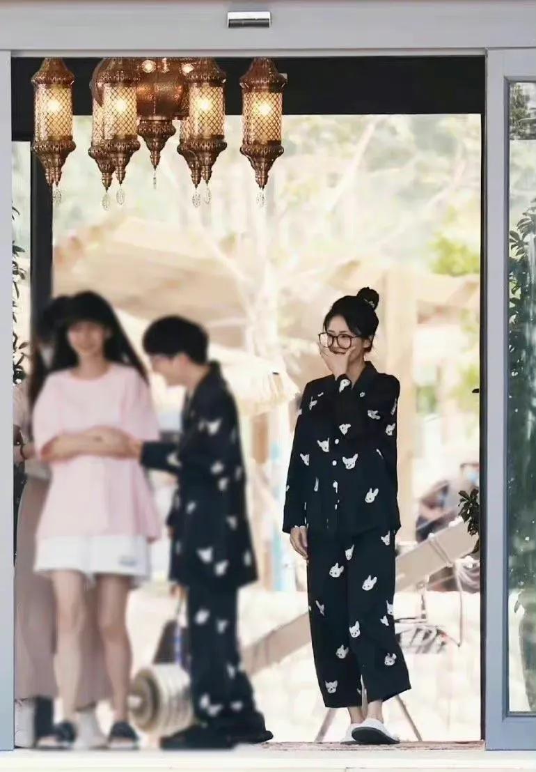 白鹿蔡徐坤睡衣造型，慵懒居家风格，睡意朦胧的样子好可爱