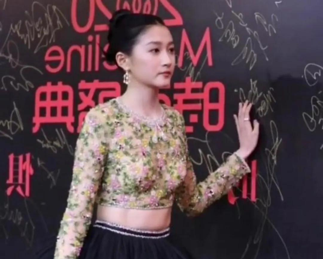 关晓彤现身，穿着太时尚。经典靓照