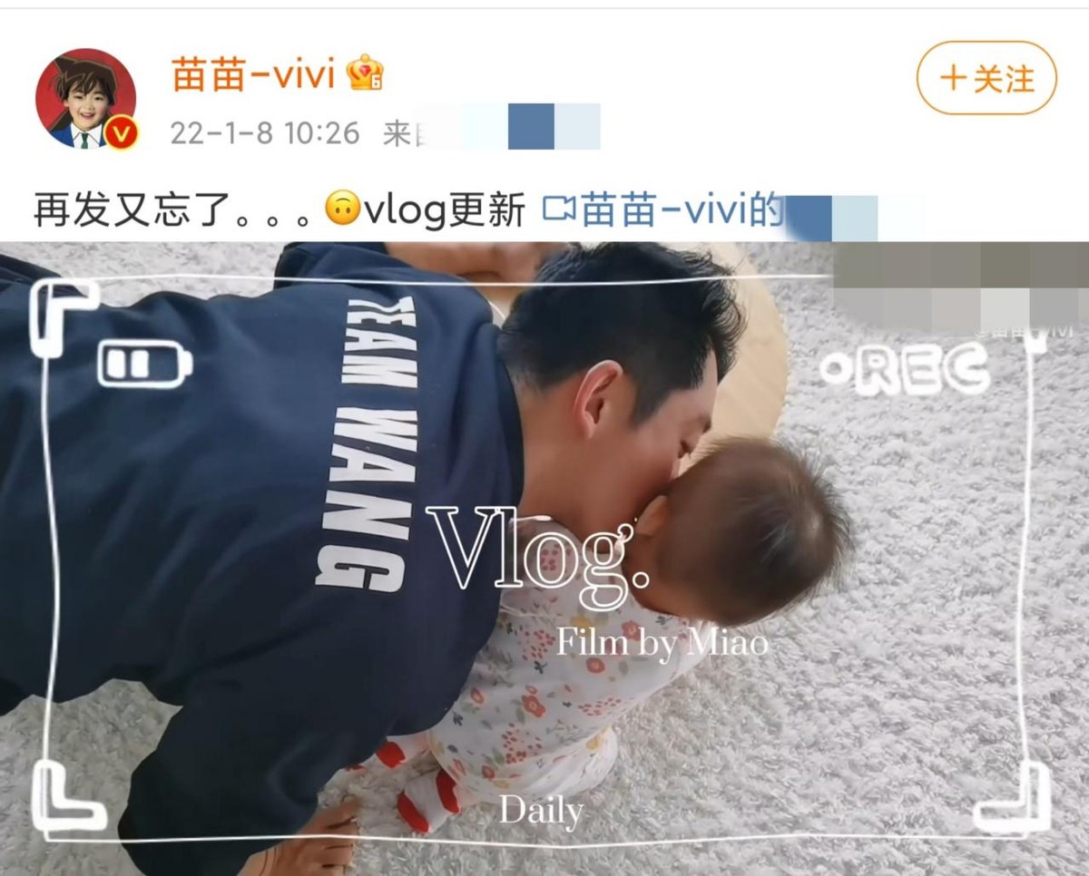 郑恺一大早就忙带娃，牵着女儿的手练走路，还把苗苗拉入怀里腻歪