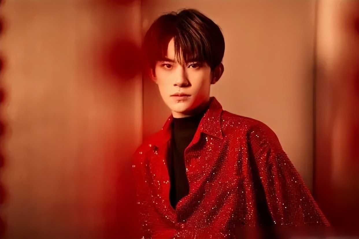 明星考编不用笔试？易烊千玺考编成功，被曝无笔试流程引发争议