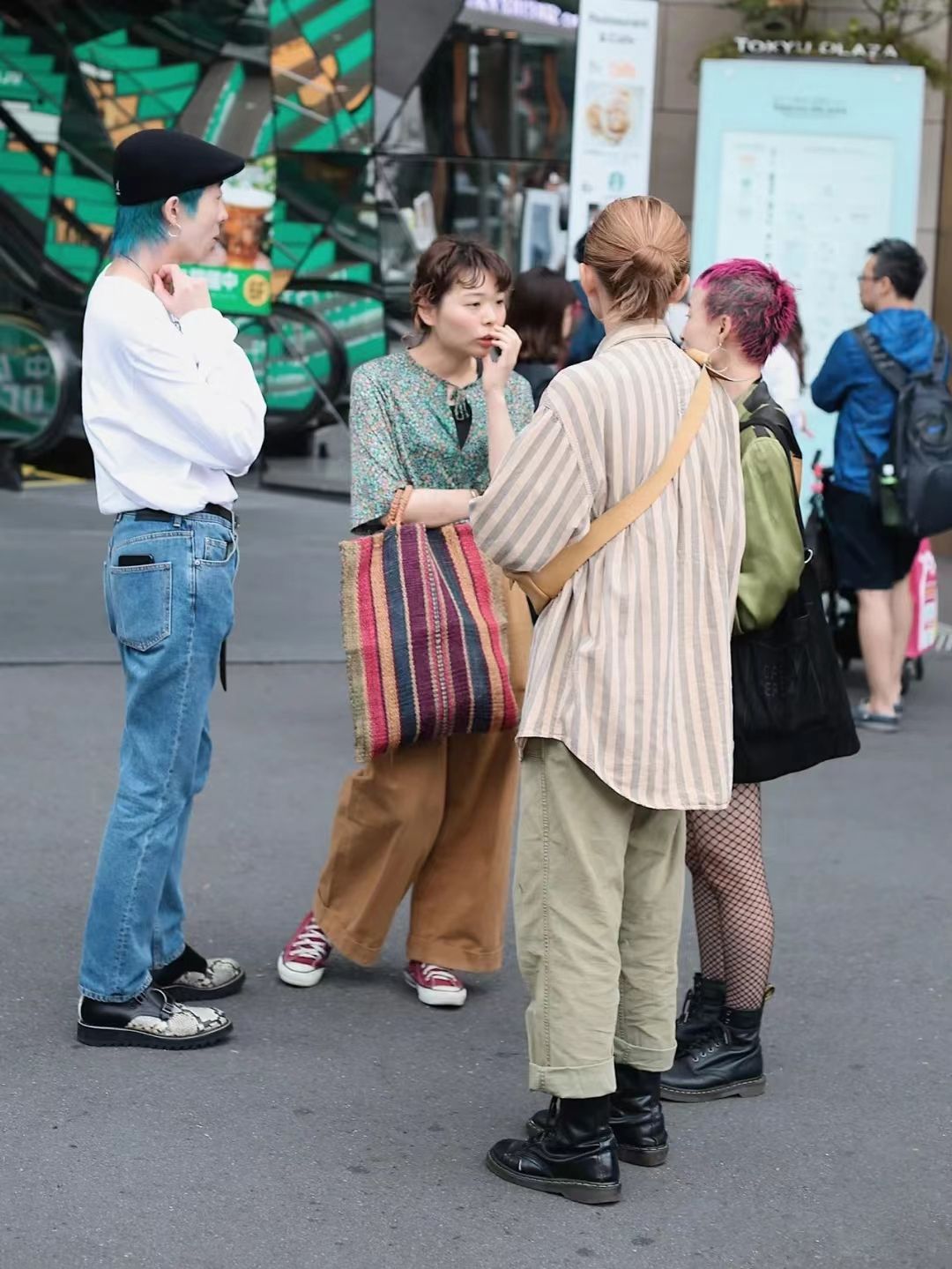 東京街頭的中老年人都這麼穿嗎？也太時髦了，氣場還挺優雅的