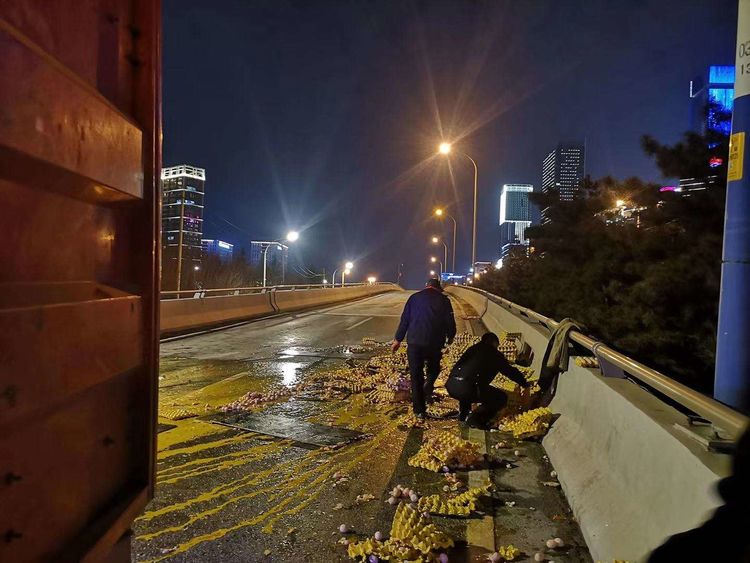 西安雁塔交警：疫情之下 一场暖心救援彰显警民战役志