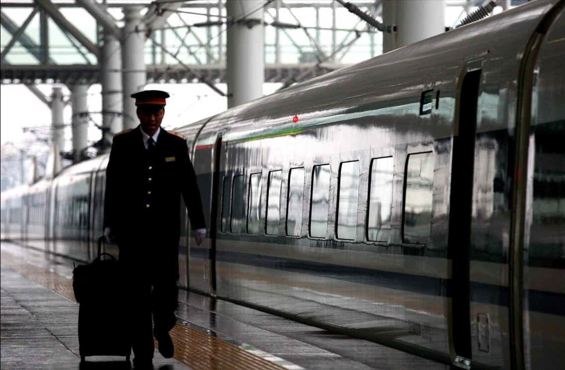 高铁司机每天上班4小时，那月薪有多少？什么样的人才能胜任？