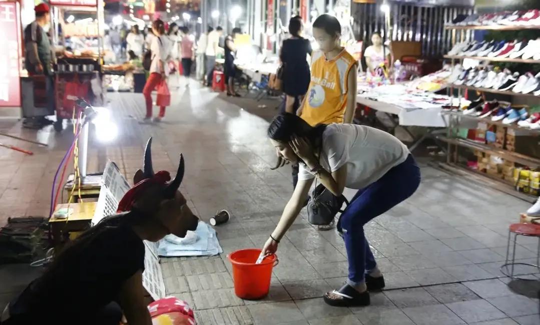 河南15岁女孩街头扮牛让人骑，每次收费5元，背后的故事感动网友