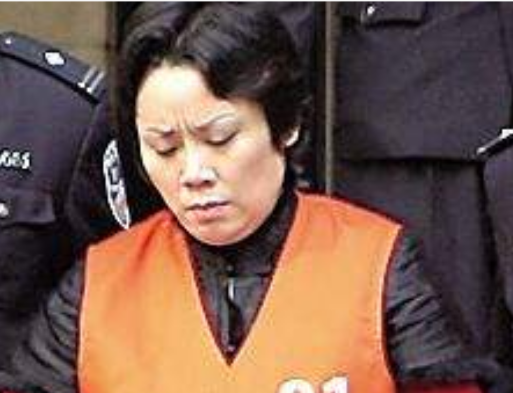 2009年，“重庆谢姐”被判18年罚金102万，曾包养16名小鲜肉玩乐