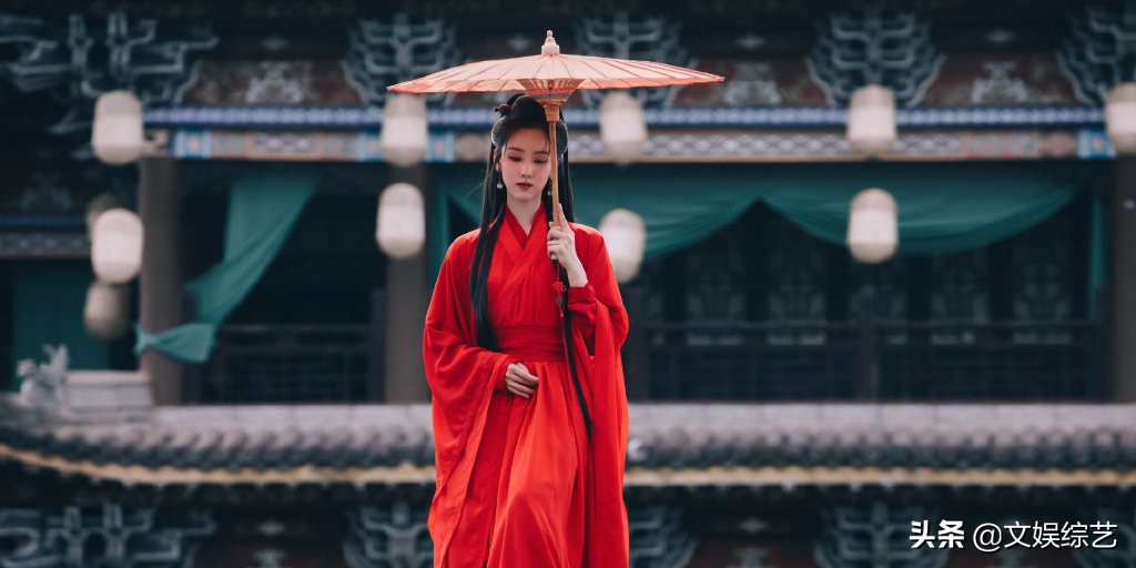 陈都灵的古装穿搭太美了！左手油纸伞，右手团扇遮面，温文尔雅