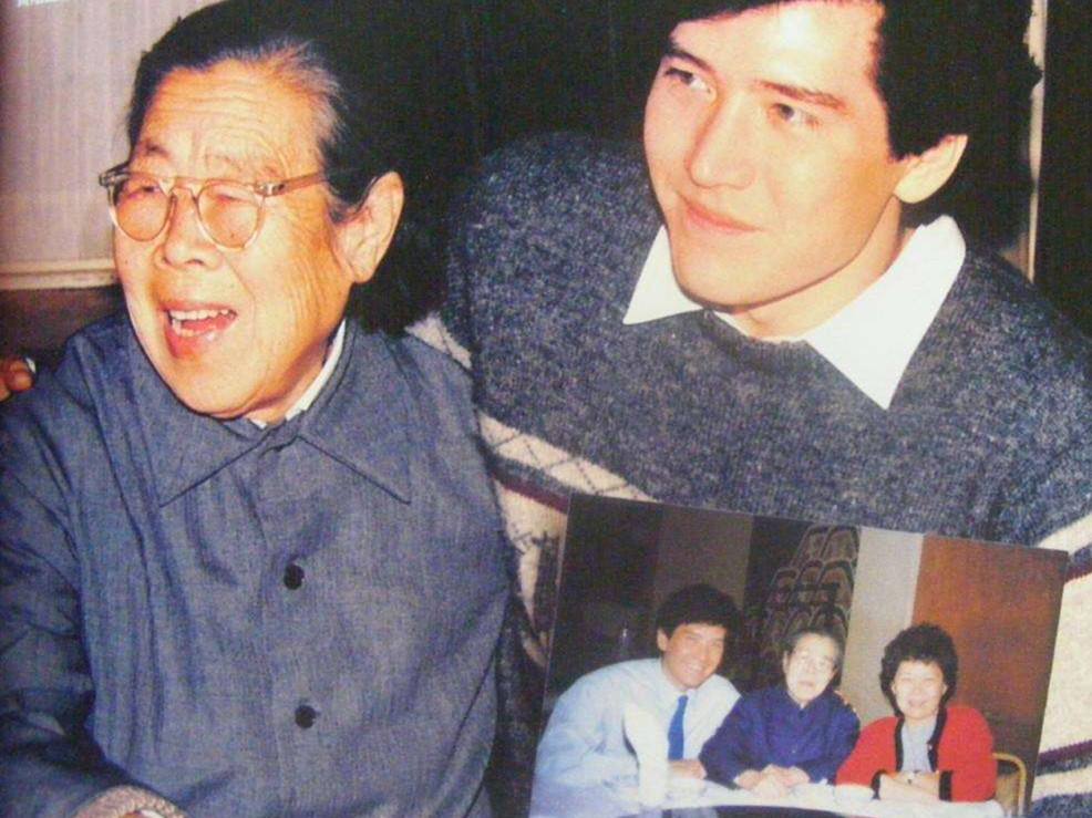 费翔父亲费翔62岁仍未婚姐姐早逝父母离异他为孤单母亲在上海安一个家