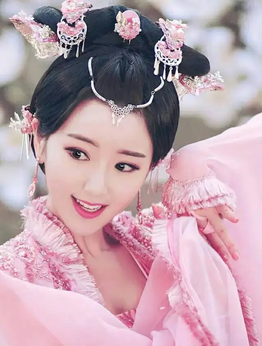 角色设定平平无奇，演员却个个长相惊艳，你管这叫“路人脸”？