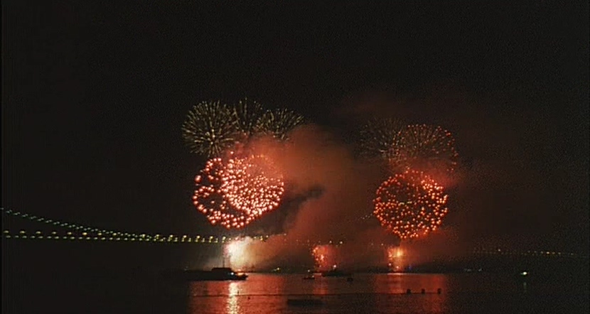 摘皇家警徽，无误差手表，放5次烟花，8部细节拉满的回归题材电影