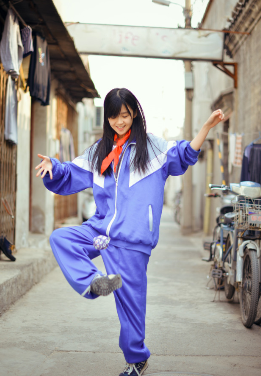 为防止中学生早恋，校长设计出一款“特殊校服”，真是用心良苦