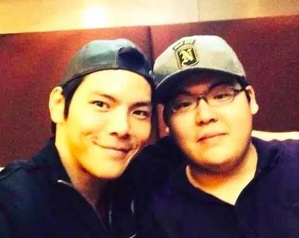 向华强花5亿力捧向佐，却把向佑送进监狱，两兄弟差距这么大