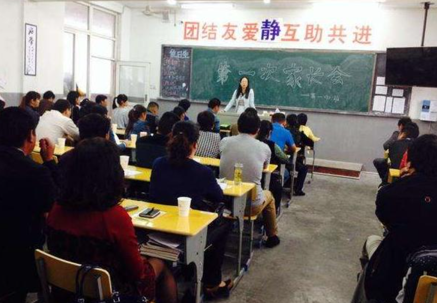 2005年独臂父亲参加家长会被笑话，校长发现父亲是救命恩人后下跪