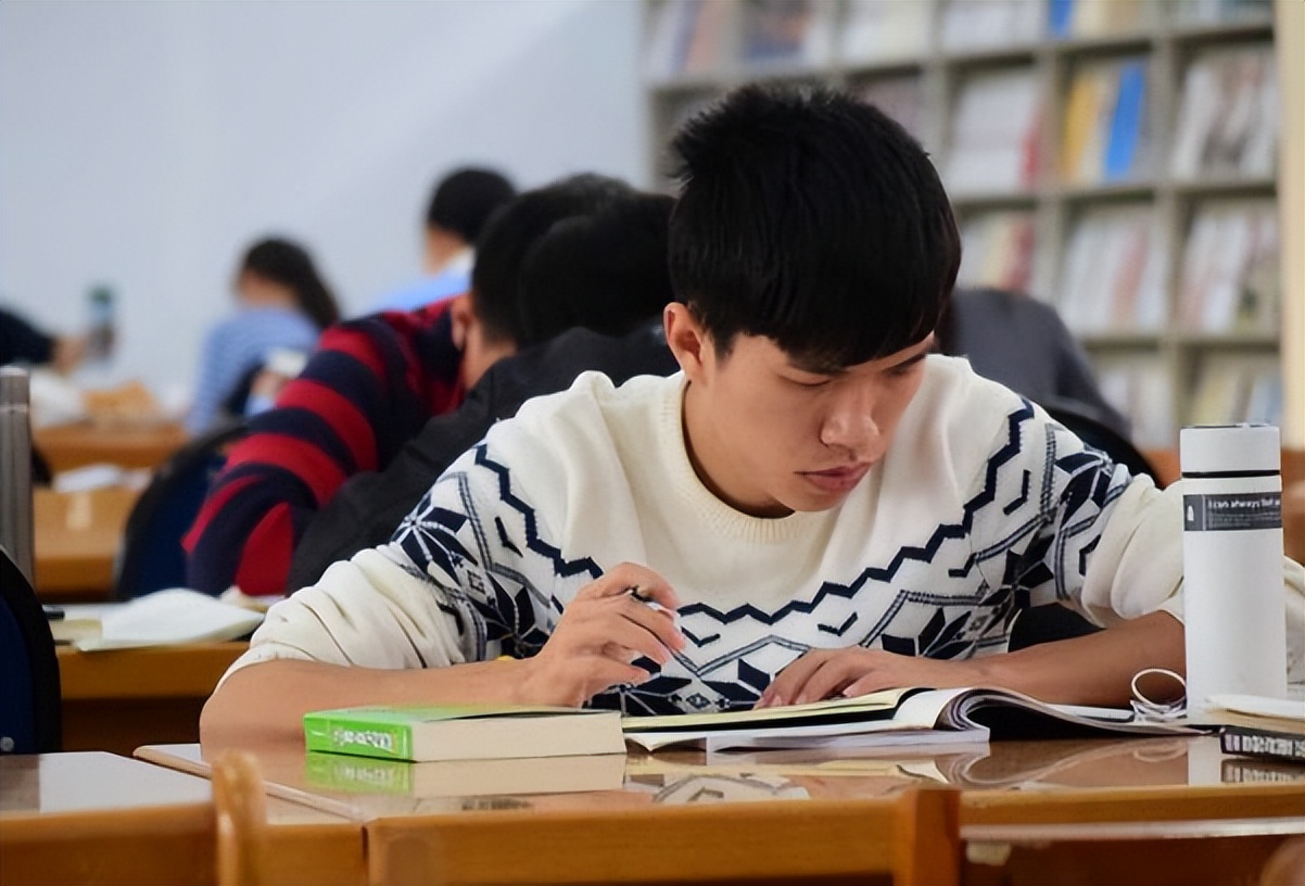 有种整容叫大学生放暑假，回村前后差距大，气质女神变成翠花