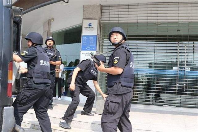 为啥群众不小心靠近了运钞车，却被押运员“大声呵斥”？