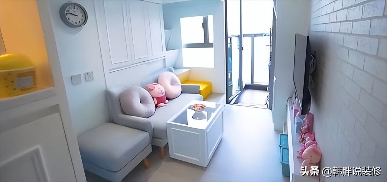 香港90后小夫妻，花230万买下12㎡小屋，床吊在半空，这设计绝了