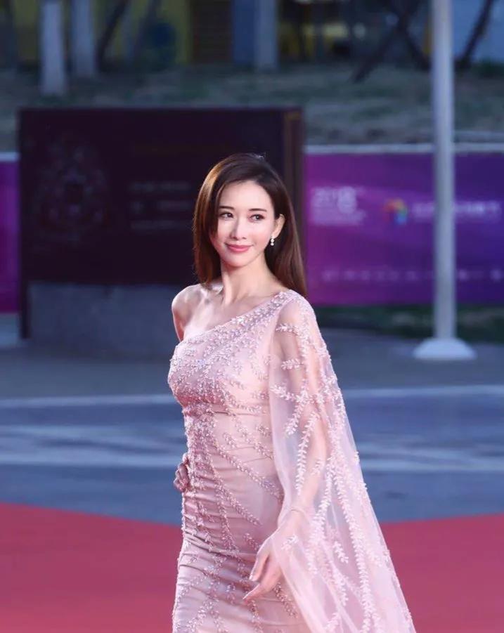 “性感女人”林志玲：“一脱成名”惹争议，马踏胸部吓死人，揪心