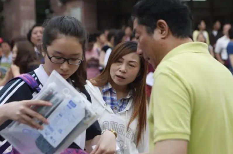 第一届高考语文试卷曝光，作文题目“亮了”，网友纷纷想穿越回去