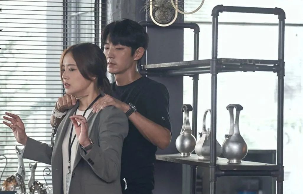 韩剧《恶之花》：用新身份生活后，他发现了自己重拾爱的能力