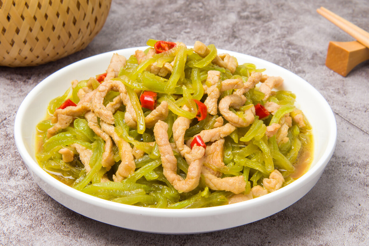 3,莴笋丝炒肉一道好看又好吃的养生菜就完成了,春季养肝记得多吃菠菜