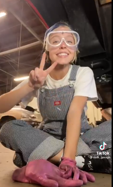 好莱坞美少女爆红！金发碧眼身材火辣，却被骂丑直播爆哭？