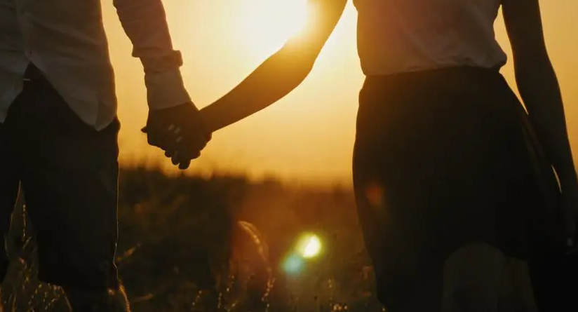 纪实情侣在宿舍打情骂俏，舍友用手机记录，女子：你们就不脸红吗