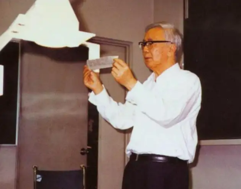 华罗庚仅初中文凭，身患残疾却成数学巨匠，去世前6小时仍在演讲