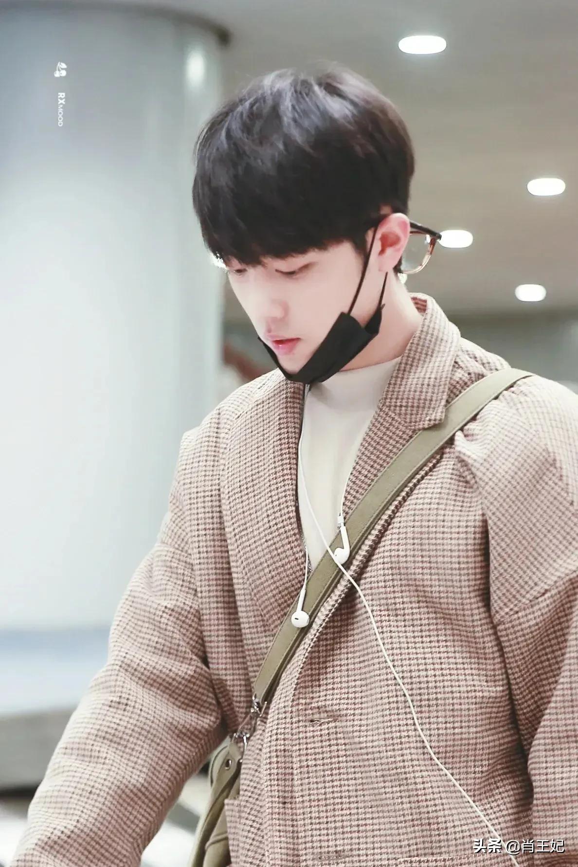 桃桃的一组生图,肖战的眼睛真好看,灵气逼人鲜花与少年绝配