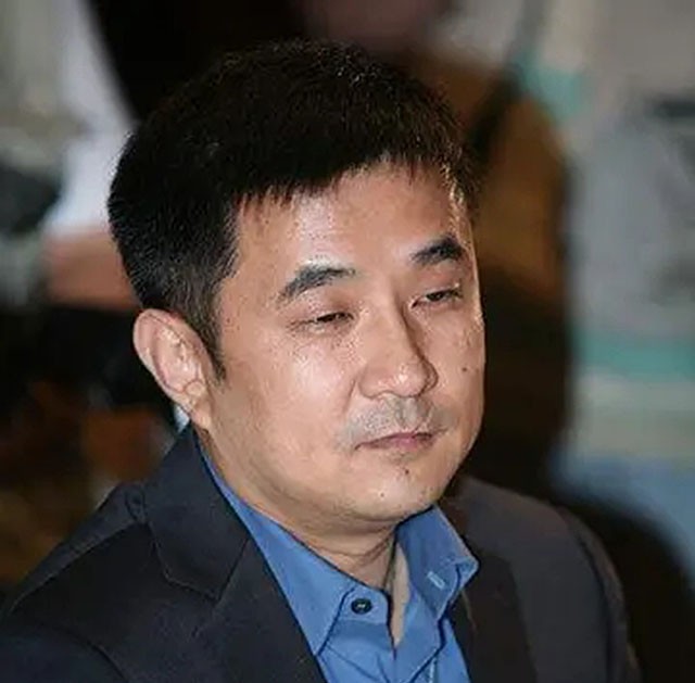 前江西首富欠下700亿,套现61亿带女星出逃,父亲受打击因病去世